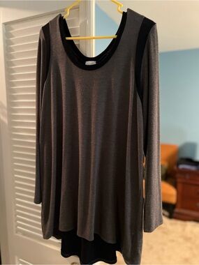 Sunday Gray & Black Long-Sleeve Swing Blouse
